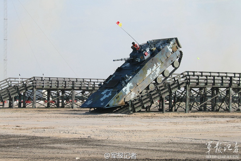 高清：解放军ZBD-05式两栖步兵战车在俄竞赛拔头筹【5】