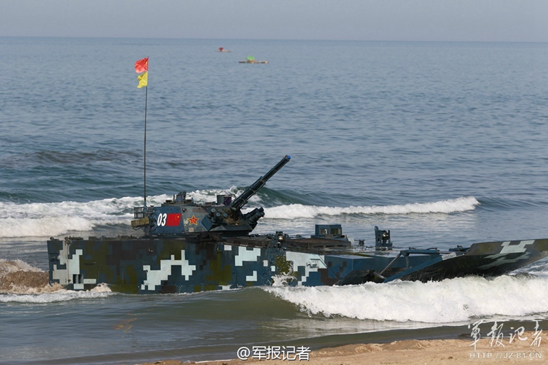 高清：解放军ZBD-05式两栖步兵战车在俄竞赛拔头筹【7】