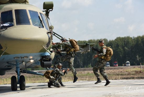 参加&ldquo;侦察尖兵&rdquo;竞赛五支队伍中，中国侦察兵的登机速度最快。