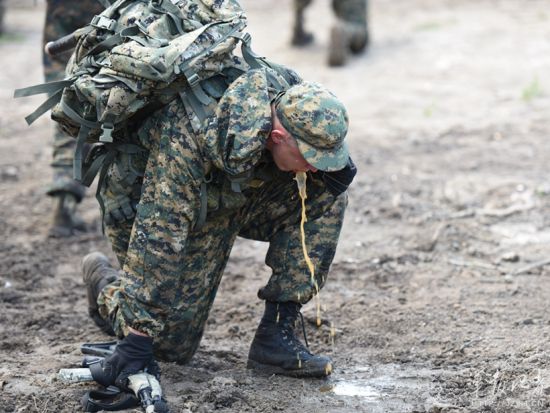 一名俄罗斯北方舰队的侦察兵累得呕吐不止