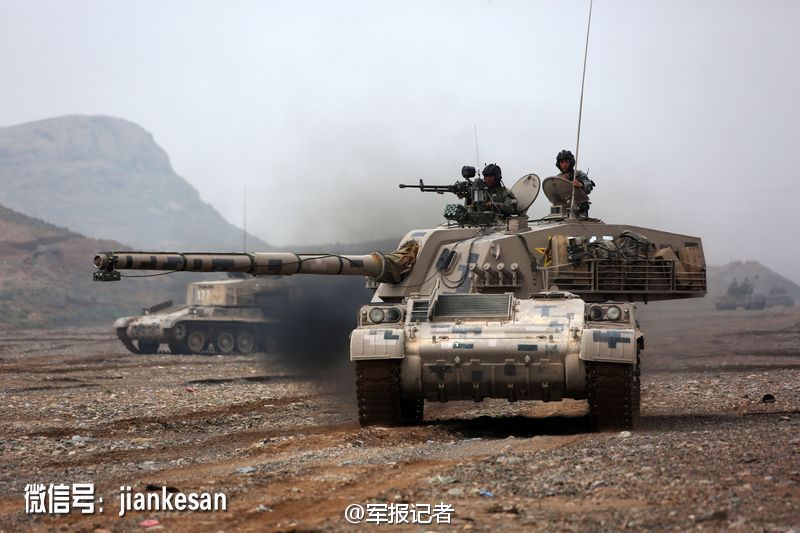 自行火炮采用国内罕见的沙漠迷彩涂装