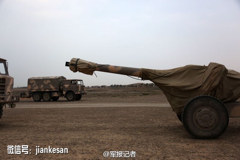 高清：解放军军演自行火炮涂装罕见沙漠迷彩【2】