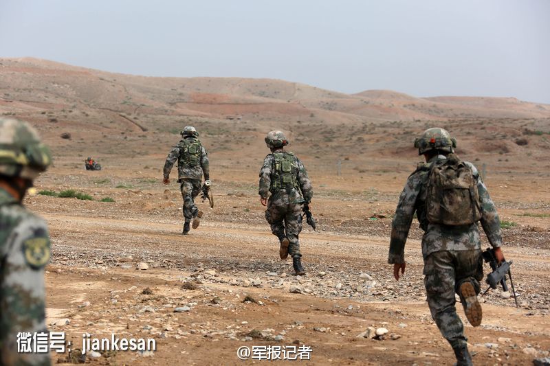 高清：解放军军演自行火炮涂装罕见沙漠迷彩【3】