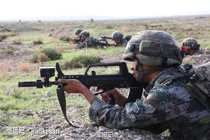 高清：解放军军演自行火炮涂装罕见沙漠迷彩【5】