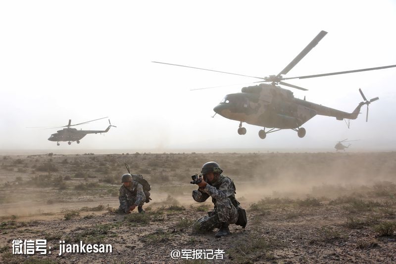 高清：解放军军演自行火炮涂装罕见沙漠迷彩【6】