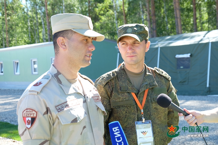 埃及观察员接受媒体采访。