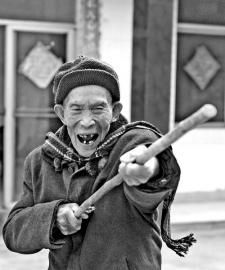 马定新演示刺刀训练科目。