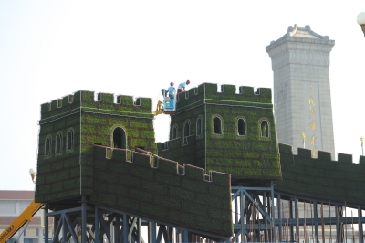 8月12日起，天安门广场上开始搭建&ldquo;长城&rdquo;主题花坛。京华时报记者谭青摄