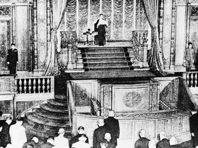 10点20  1945年8月14日，日本天皇向议会宣布接受《波茨坦公告》向盟国投降。