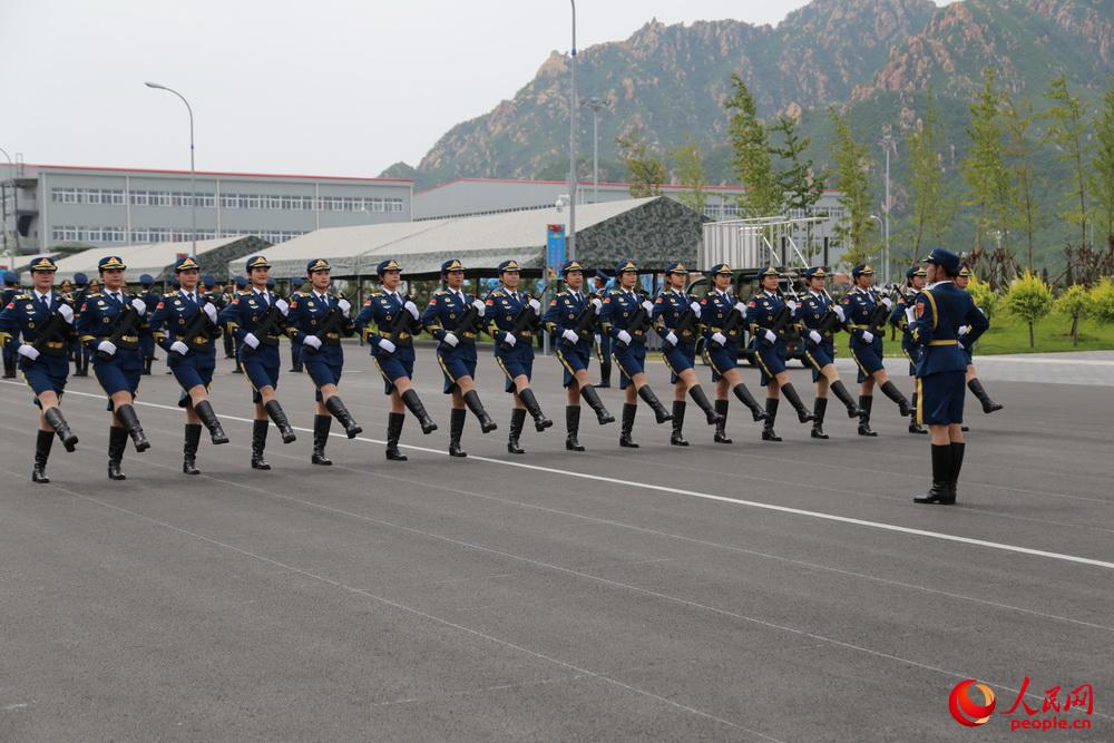 三军仪仗队女兵进行单排面训练。摄影：闫嘉琪