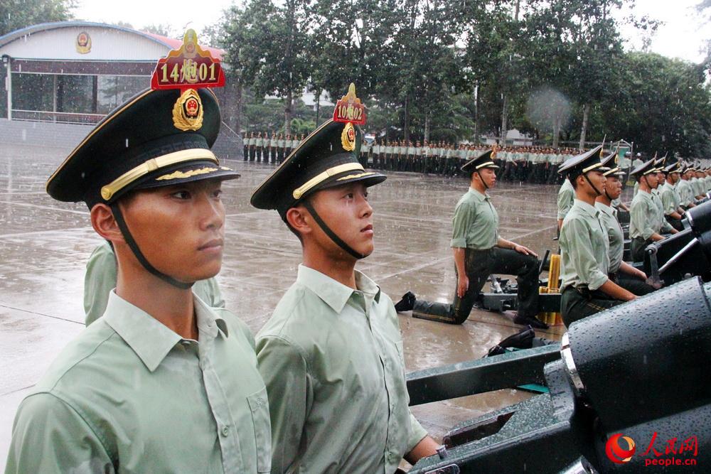 无论刮风下雨，礼炮兵每天都要进行严格的训练。