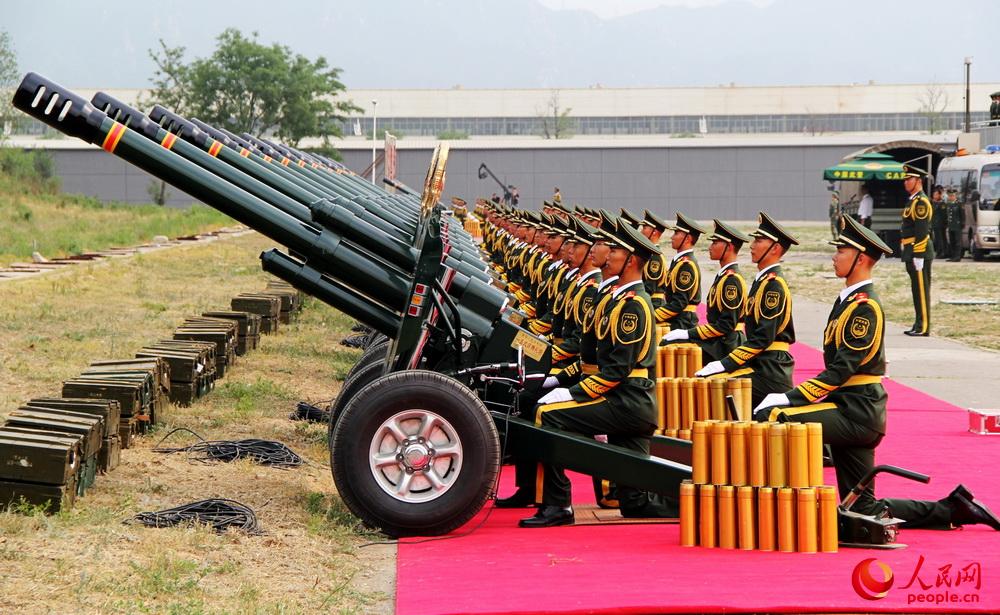 跪炮是礼炮兵的标志动作。