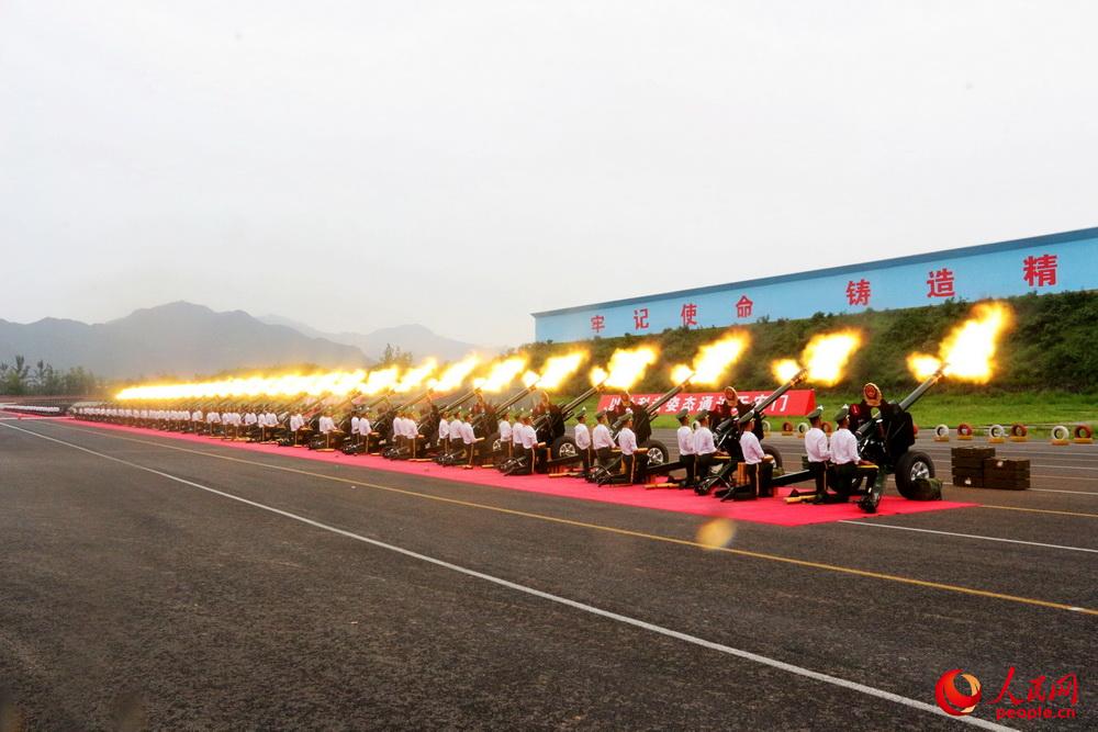 实弹鸣放演练现场火光摇曳。