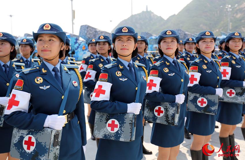 白求恩医疗方队正在进行队列训练。程建峰摄