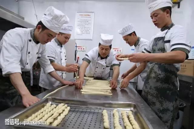 探访阅兵村的衣食住行