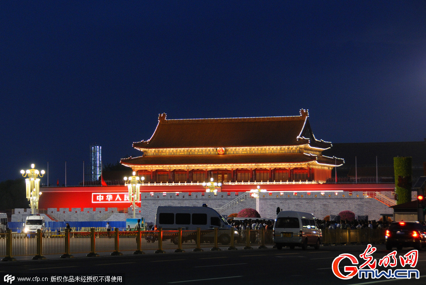 北京：天安门广场夜间&ldquo;星光璀璨&rdquo; 引路人留影拍不停