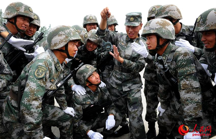 训练间隙开展&ldquo;瞪眼比赛&rdquo;。程建峰摄