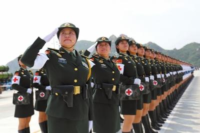 抗战阅兵唯一女兵方队队员3小时军姿不动 靴子