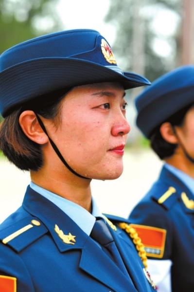 白求恩医疗方队队员3小时军姿不动 靴子倒出水