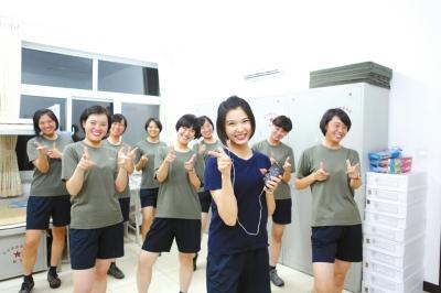 白求恩医疗方队队员3小时军姿不动 靴子倒出水