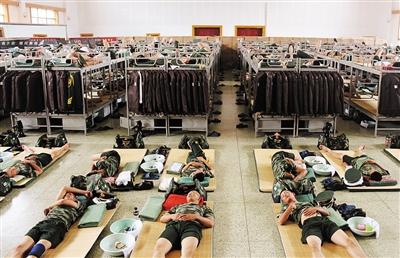 礼炮部队士兵每天拉栓上千次 半月磨破一双皮鞋