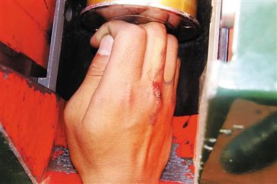 礼炮部队士兵每天拉栓上千次 半月磨破一双皮鞋