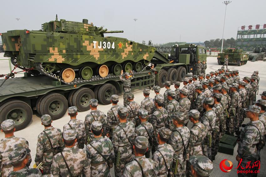 重装备运输分队骨干正在进行捆绑加固教学示范。