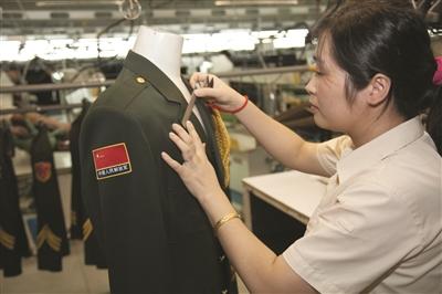 江苏制造阅兵礼宾服 首次将时尚元素注入军装