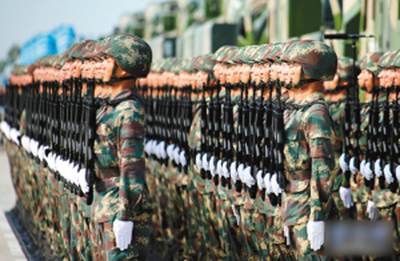 原文配图：二炮导弹方队在进行阅兵训练。