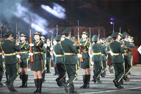 三军仪仗队女队员亮相“斯帕斯”国际军乐节