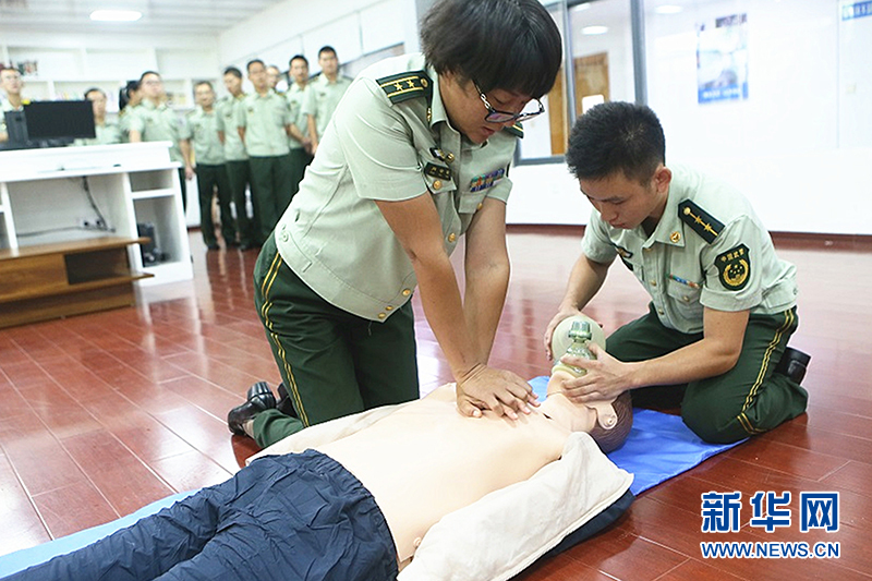 第三期医疗技术干部进修班学员进行心肺复苏急