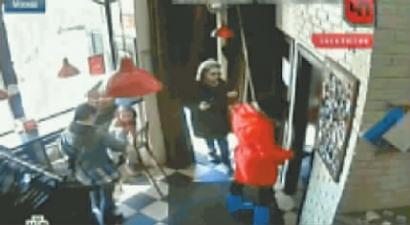 俄罗斯摄像头曝美间谍变装过程 男人瞬间变女人