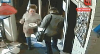 俄罗斯摄像头曝美间谍变装过程 男人瞬间变女人