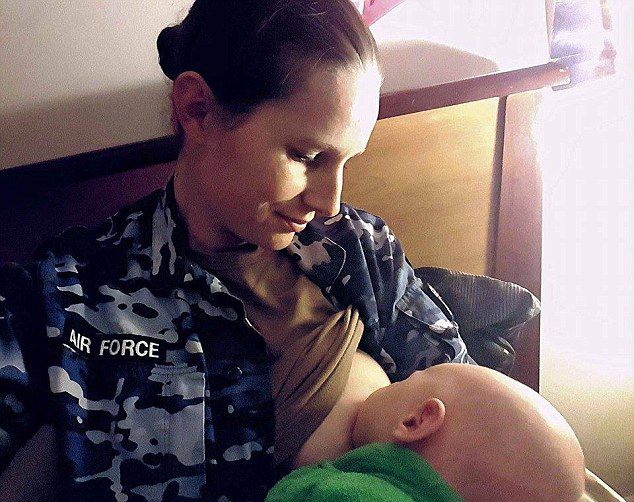 美国女兵哺乳照红遍网络