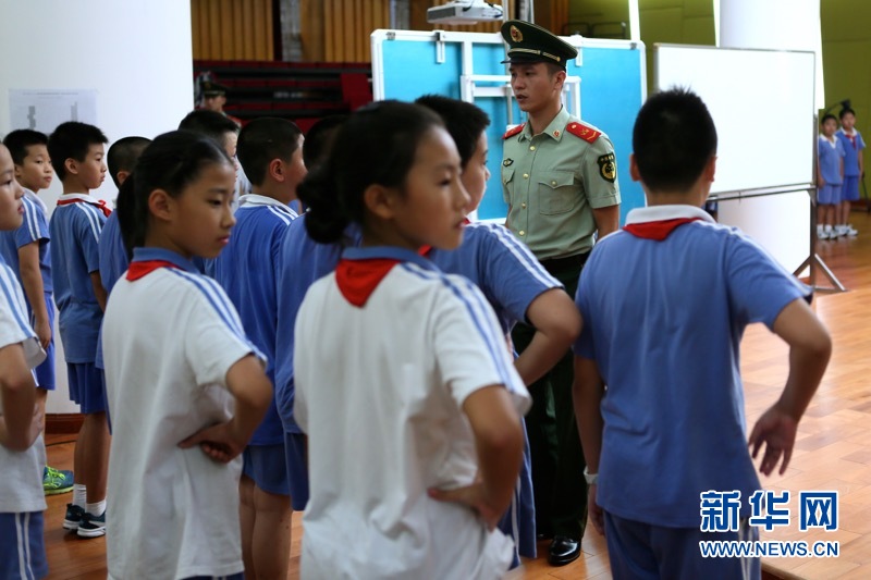 小军人争当护旗手 边防官兵入校帮挑选
