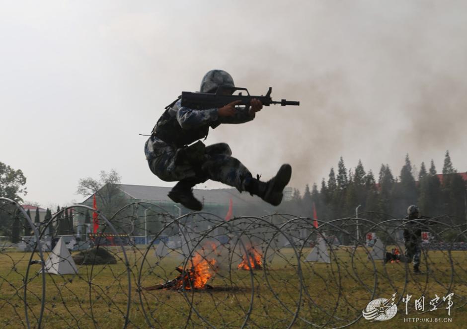 空降兵开火冲破封锁 蒙眼绝活惊呆新兵