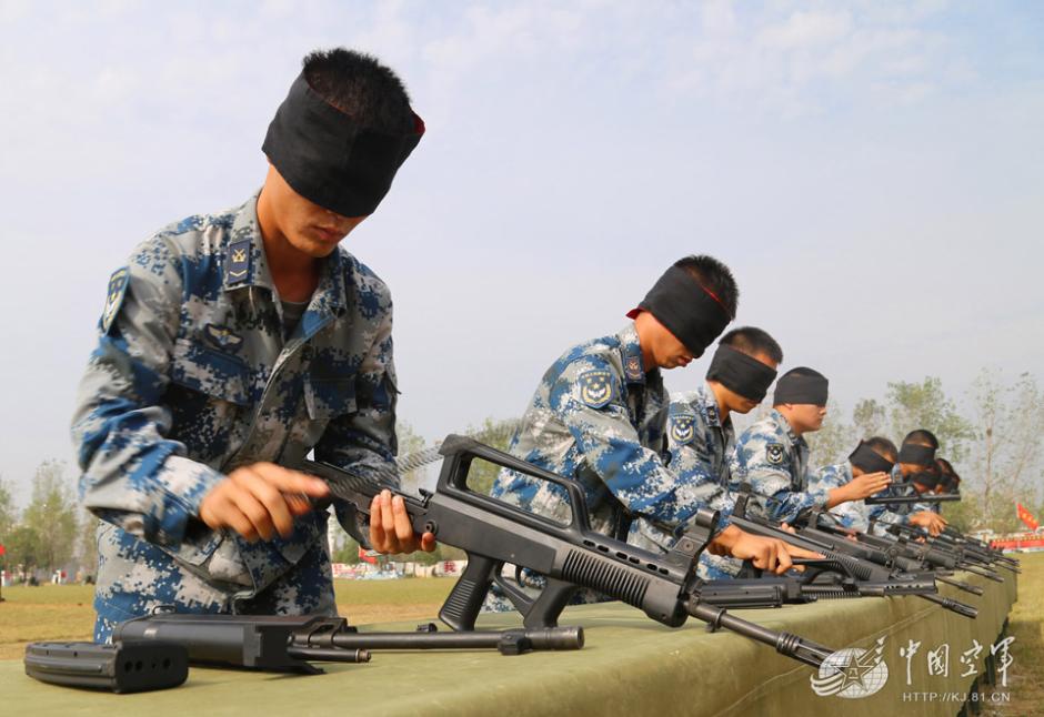 空降兵开火冲破封锁 蒙眼绝活惊呆新兵