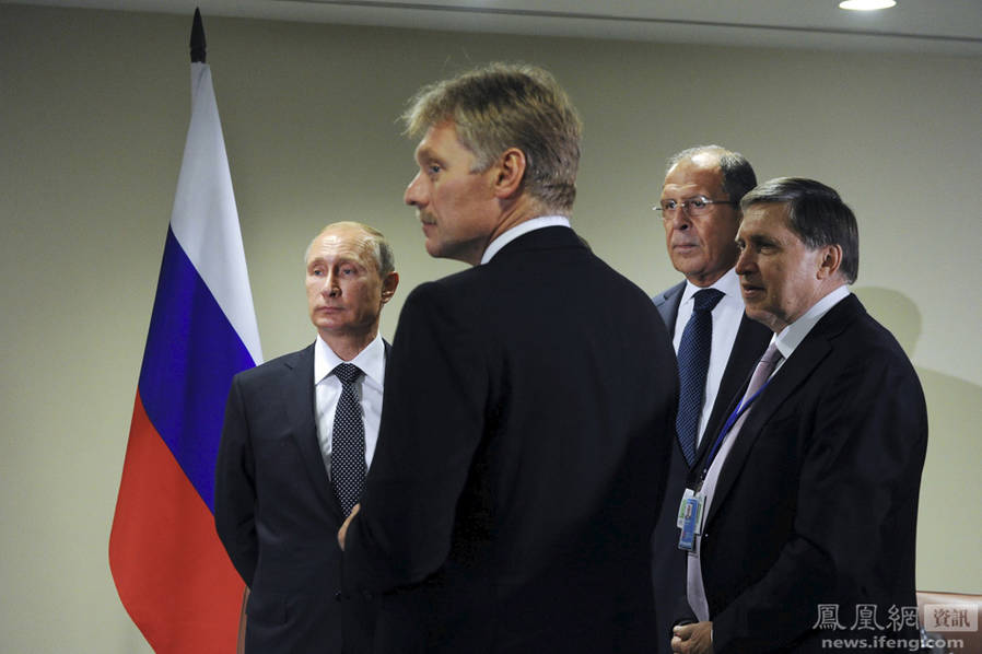 看到普京在等自己 安倍一路小跑去握手