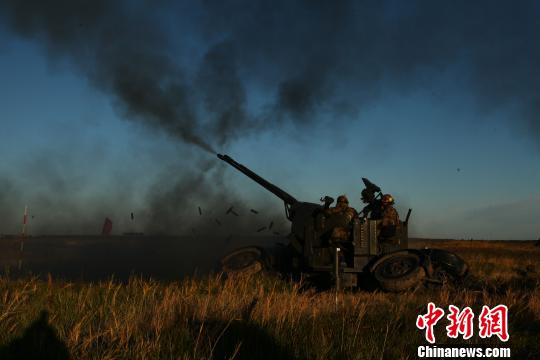 第16集团军某团恶劣环境中进行夜间实弹射击演习