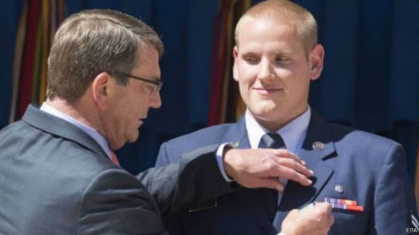 美国国防部长向斯通颁发了紫心勋章和空军勋章。