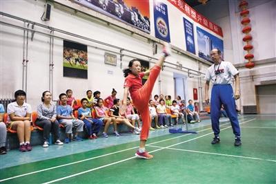 老人29年免费穿3万副羽毛球拍 在社区开展体育