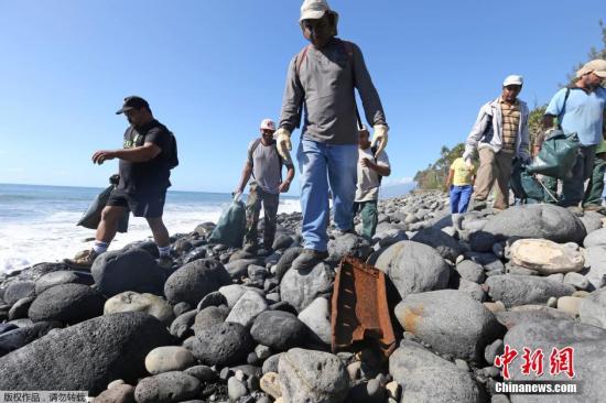 当地时间2015年8月10日，法属留尼汪岛，当地对海岸线展开搜索，继续追踪马航MH370残骸，发现了一个写有中文字样的矿泉水瓶子，以及以一名韩国歌手为原型的玩偶模型。