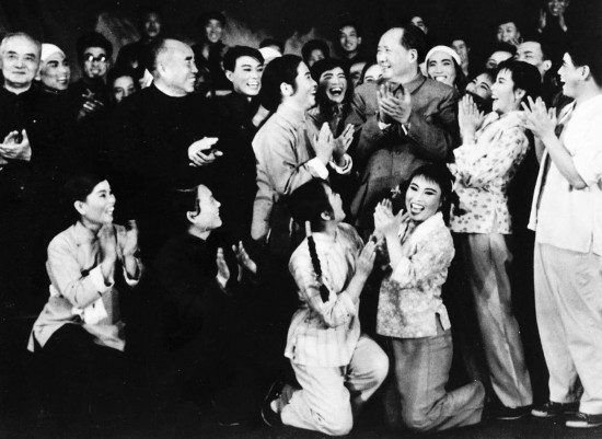 1963年，毛泽东朱德和豫剧朝阳沟演员在一起。