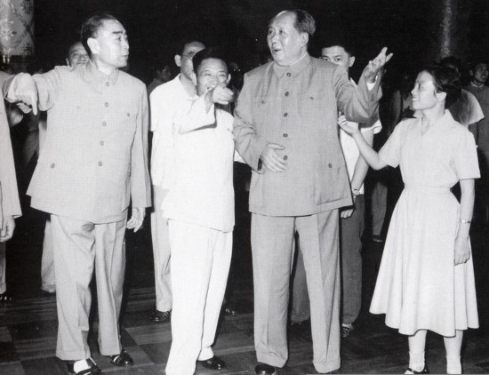 1964年，毛泽东、周恩来、胡耀邦在共青团第九次全国代表大会合影。
