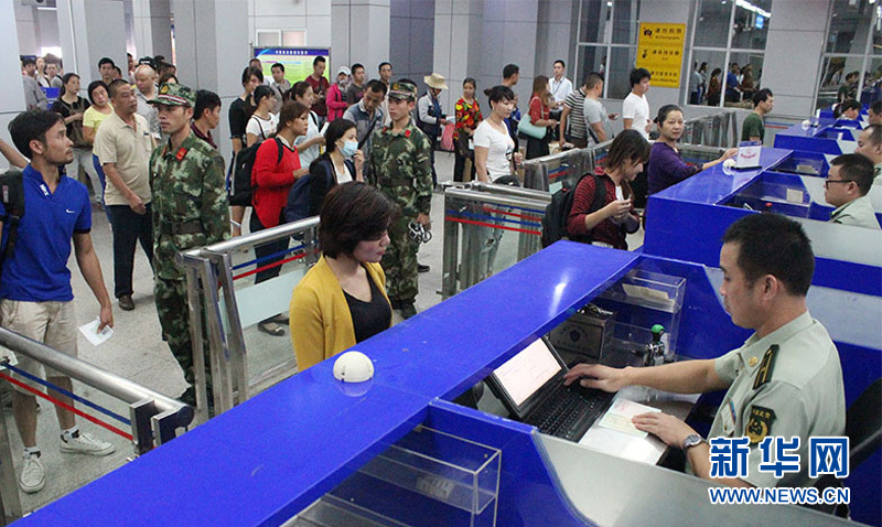 广西、广东边防合力将32名三非人员遣送出境