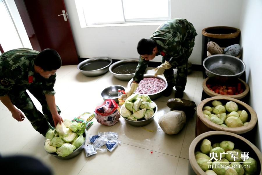 甘肃平凉消防兵哥哥自制2000多斤冬储咸菜