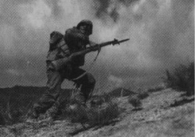 手持上刺刀伽兰德M1步枪的美军步兵,正在用身体语言向同伴发出“跟我冲”的指示