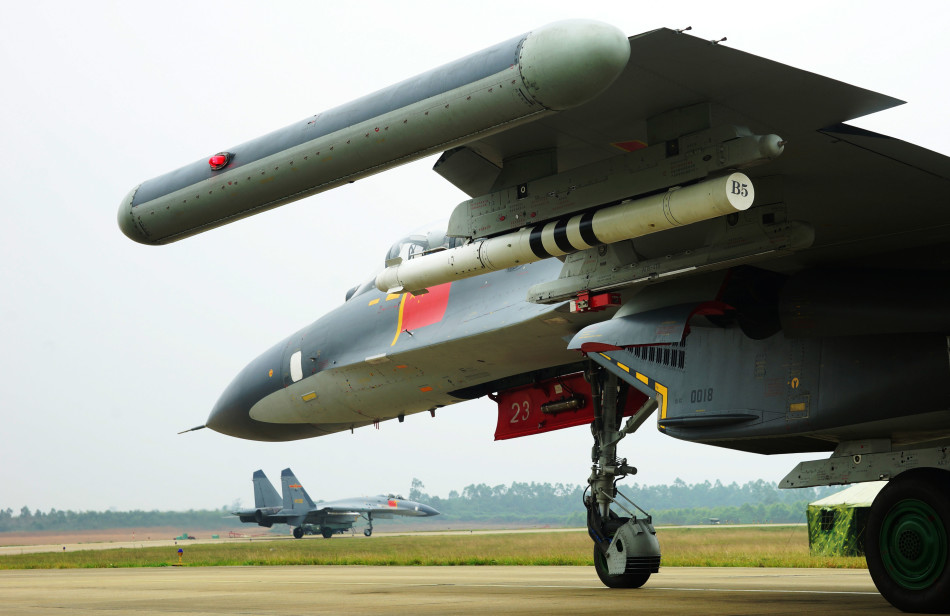 我空军歼11B歼10A飞豹苏30挂实弹升空大玩