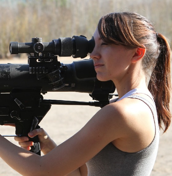 美国军嫂进军营体验当兵 扛男兵打导弹彪悍无