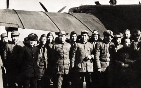 1937年11月底，陈云(前排左一)等从新疆回到延安时，在机场受到毛泽东(前排左三)等的欢迎。(图片由陈云纪念馆提供)